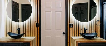 NEW Professional Designed, 5 min KSU, Hot tub, Fire pit, Grill, Game Room