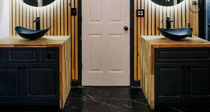 NEW Professional Designed, 5 min KSU, Hot tub, Fire pit, Grill, Game Room