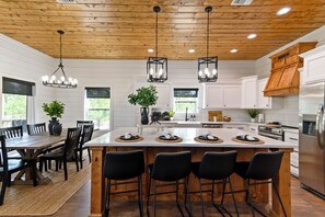 Fridge, microwave, oven, stovetop - Cozy Pines Cabin-Hot Tub + Fire Pit + Play set- Backyard (Broken Bow)
