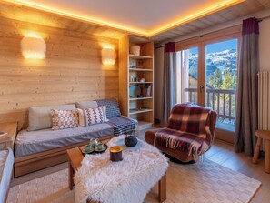 Living area - Les Merisiers 15 refurbished apartment less than 50m from the ski pistes (Les Allues)