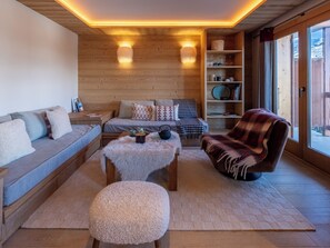 Living area - Les Merisiers 15 refurbished apartment less than 50m from the ski pistes (Les Allues)