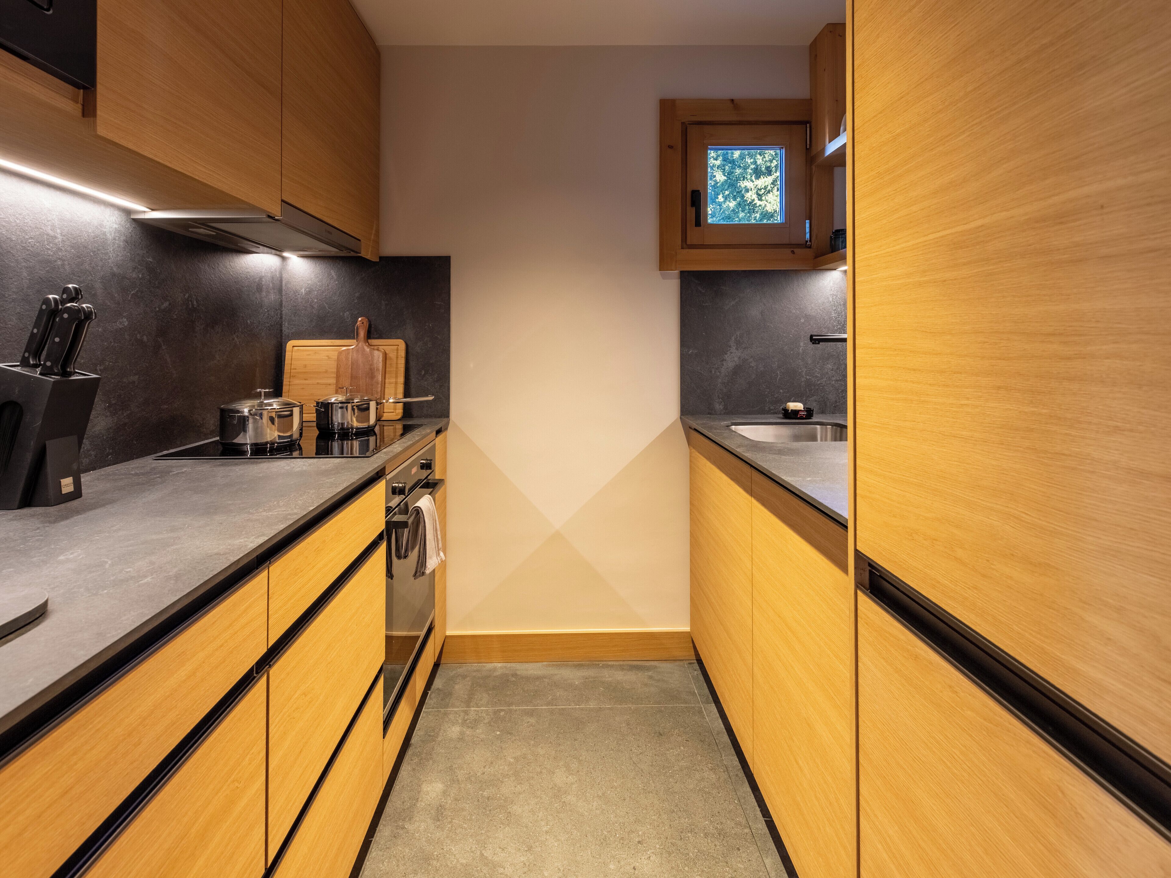 Frigorífico, microondas, horno y placa de cocina