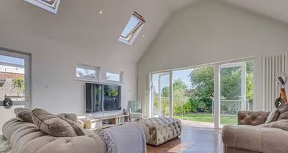 Stunning home in Leigh | Sleeps 5 - Pass the Keys