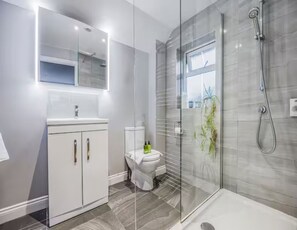 Shower, towels - Gorgeous Family Home with Garden - Pass the Keys (Chichester)