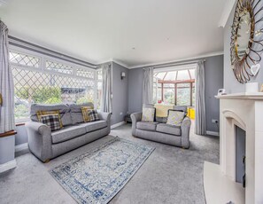 TV - Gorgeous Family Home with Garden - Pass the Keys (Chichester)