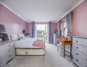 5 bedrooms, free WiFi, bed sheets - Gorgeous Family Home with Garden - Pass the Keys (Chichester)