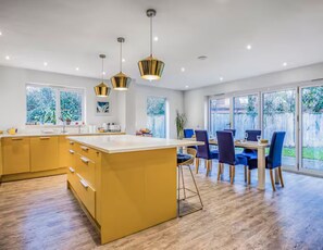 Dining - Gorgeous Family Home with Garden - Pass the Keys (Chichester)