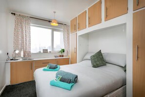 1 habitación, tabla de planchar con plancha, wifi gratis y ropa de cama 