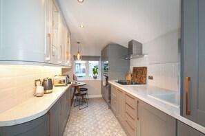 Fridge, microwave, oven, dishwasher - Central 1Bed flat in Bermondsey, London - Pass the Keys (London)