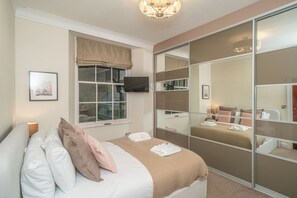 3 bedrooms, iron/ironing board, free WiFi, bed sheets - Georgian Elegance with Patio Garden, West End - Pass the Keys (Edinburgh)