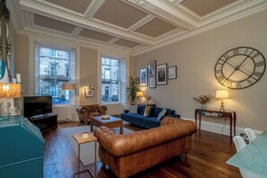 TV - Georgian Elegance with Patio Garden, West End - Pass the Keys (Edinburgh)