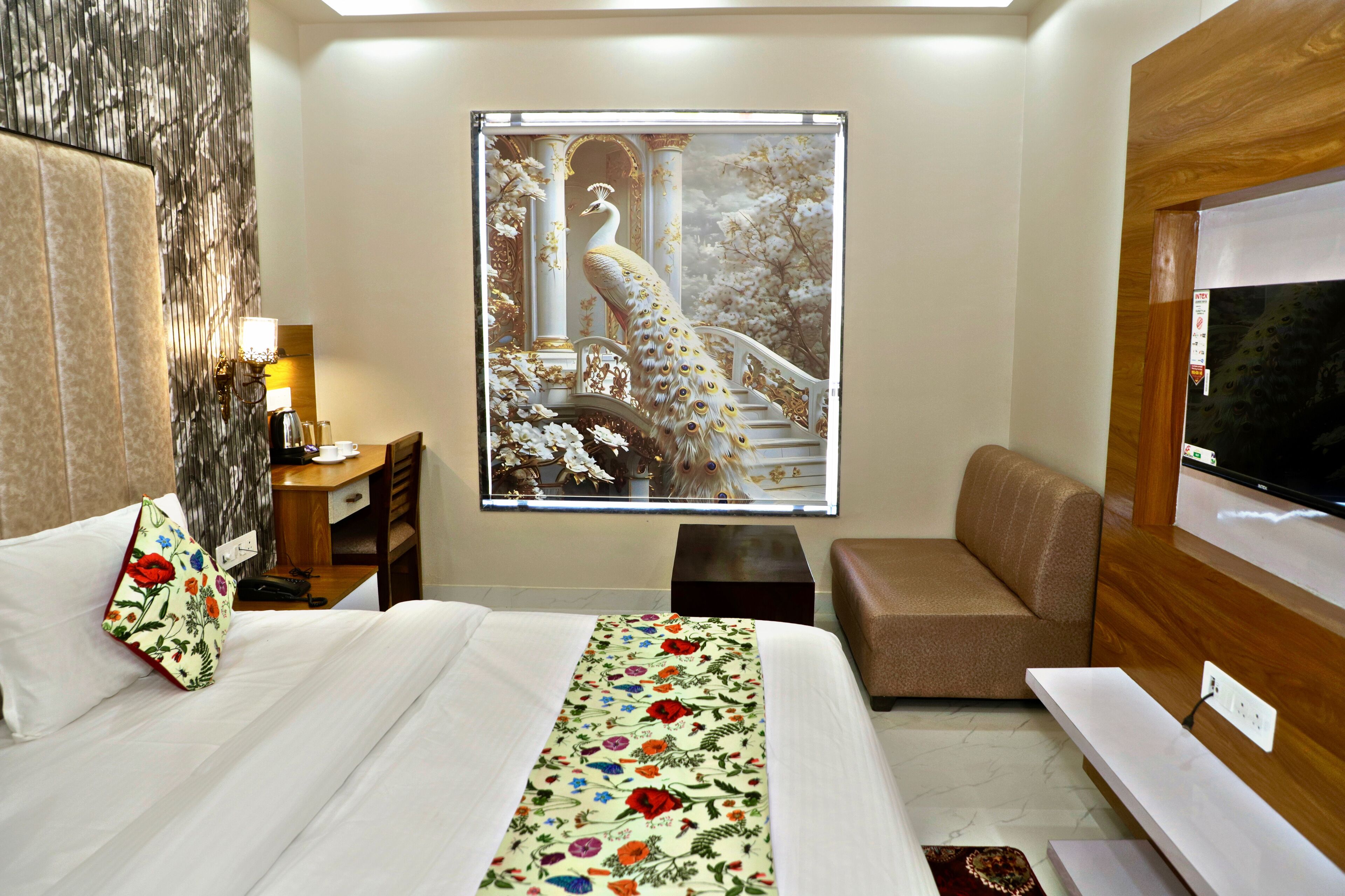 Suite, City View | Desk, laptop workspace, soundproofing, iron/ironing board (on request)