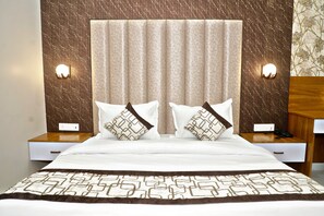 Lakosztály, kilátással a városra | Íróasztal, laptophoz jól használható munkafelület és hangszigetelés