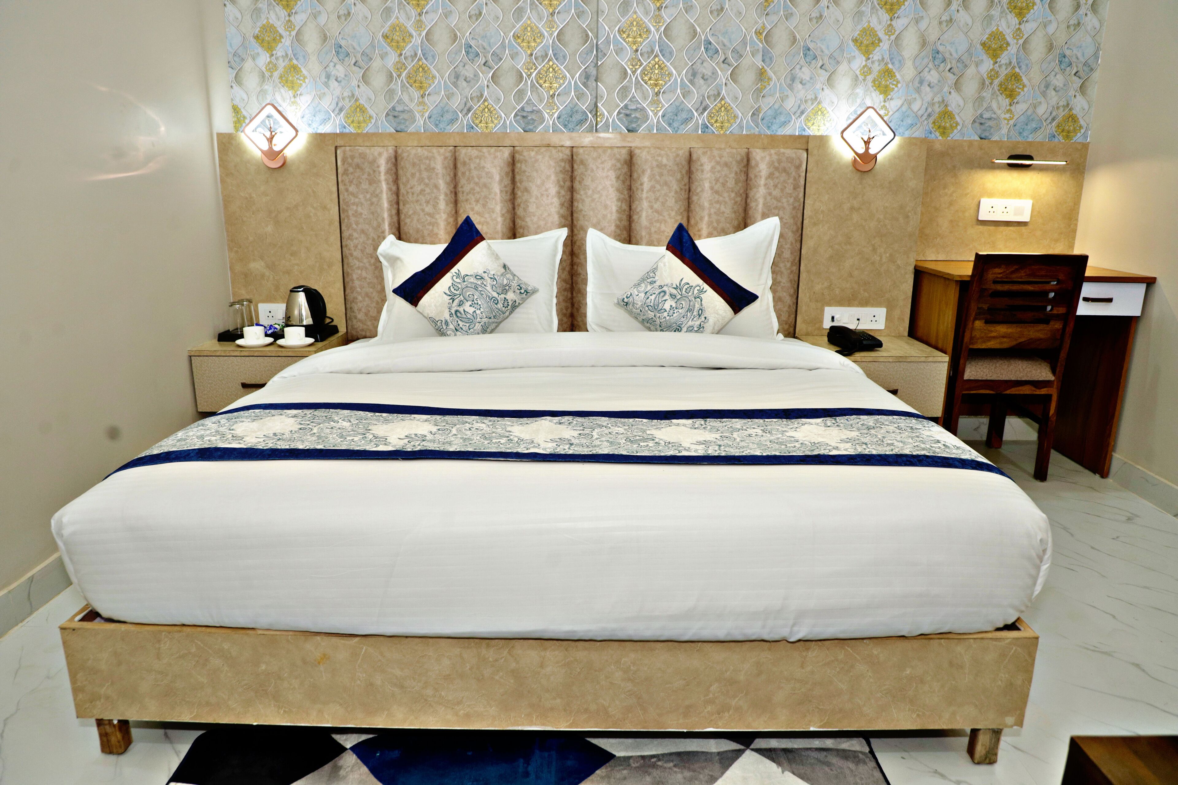 Escritorio y espacio para trabajar con laptop 