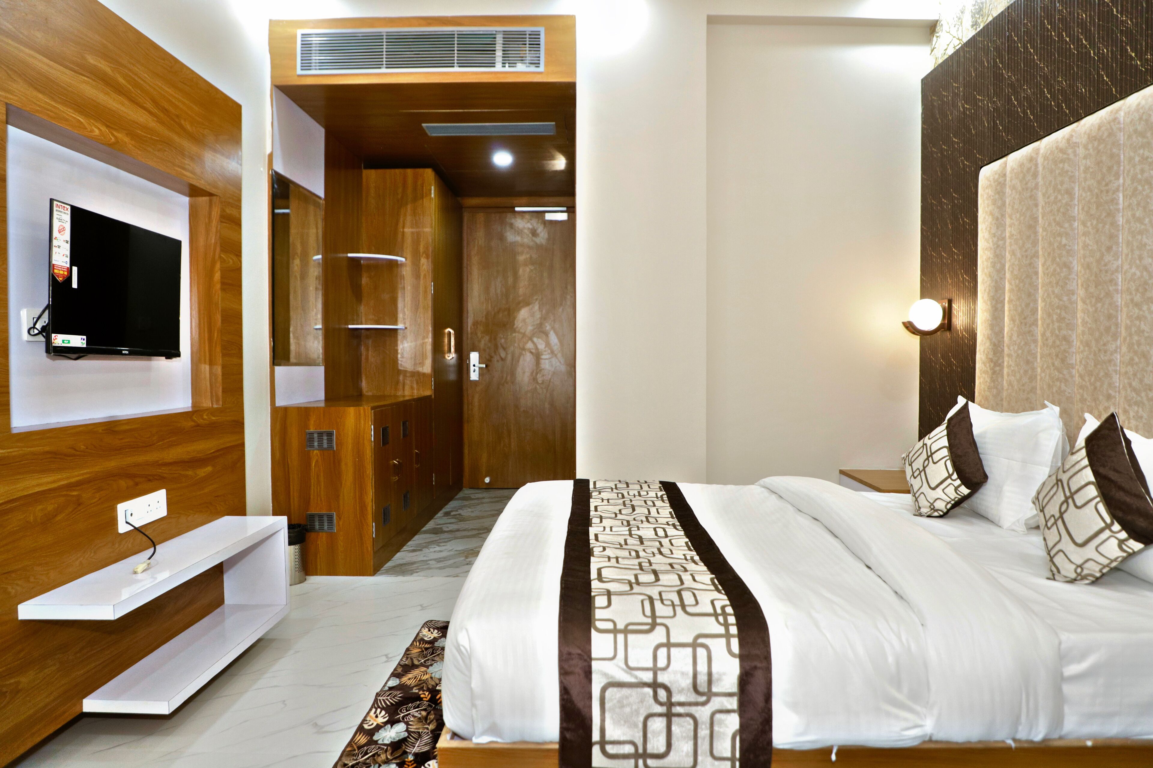 Suite, City View | Desk, laptop workspace, iron/ironing board, free WiFi