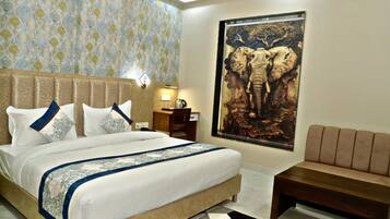 Suite, Stadtblick | Schreibtisch, laptopgeeigneter Arbeitsplatz, Bügeleisen/Bügelbrett