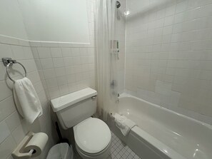 Hair dryer, towels, soap, shampoo - 5 Beds Modern Apt Near Times Square & Broadway (New York)