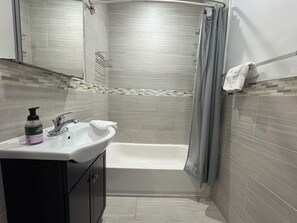 Secador de pelo, toallas, jabón y champú