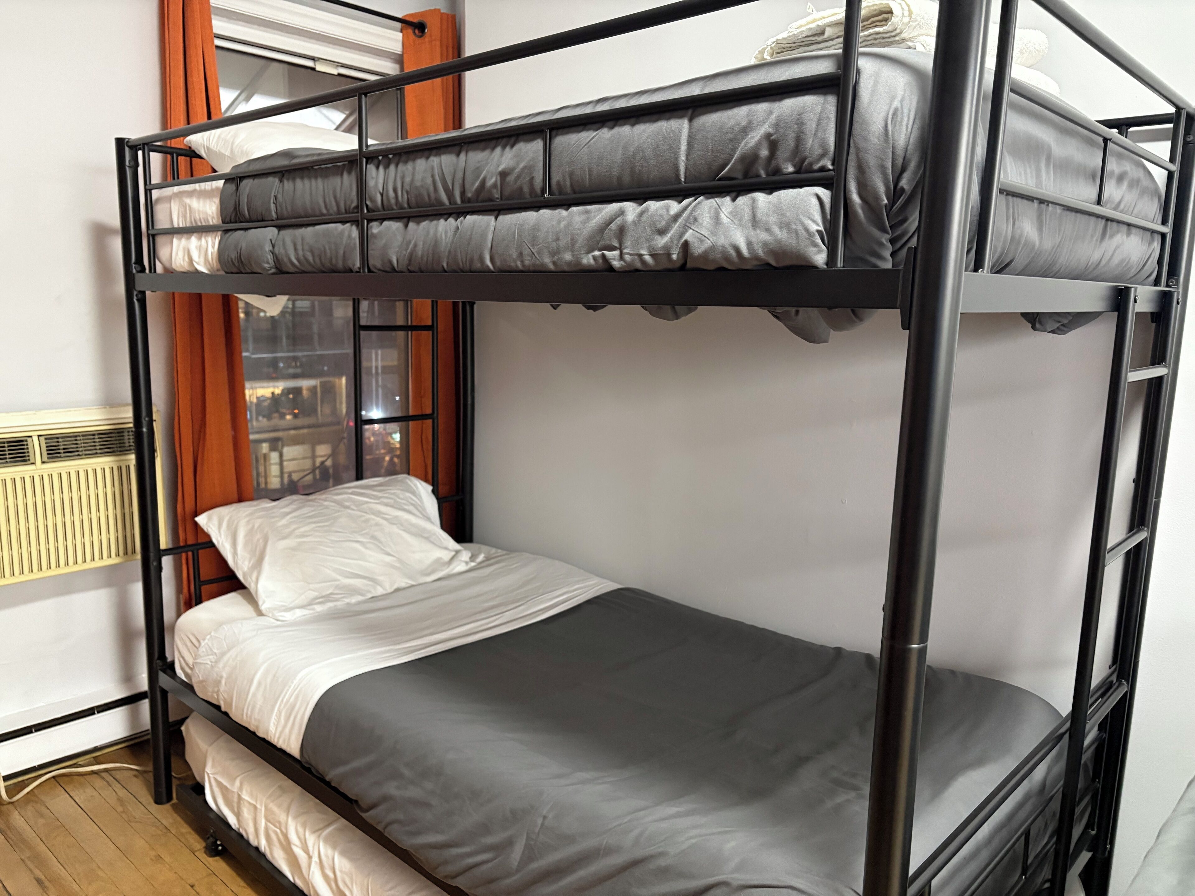 1 habitación, tabla de planchar con plancha y cuna de viaje 