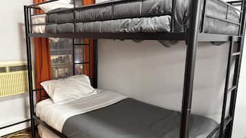 1 habitación, tabla de planchar con plancha y cuna de viaje