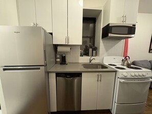 Een koelkast, een microgolfoven, een oven, een kookplaat