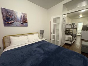 1 slaapkamer, een strijkplank/strijkijzer, reisbedje, gratis wifi