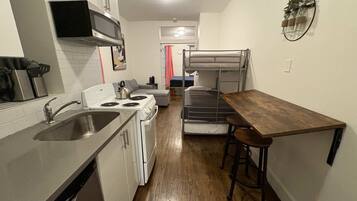 Bügeleisen/Bügelbrett, Reisekinderbett, kostenloses WLAN