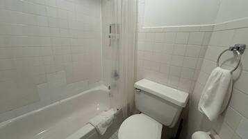 Haartrockner, Handtücher, Seife, Shampoo