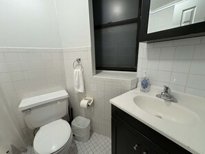 Een haardroger, handdoeken, zeep, shampoo