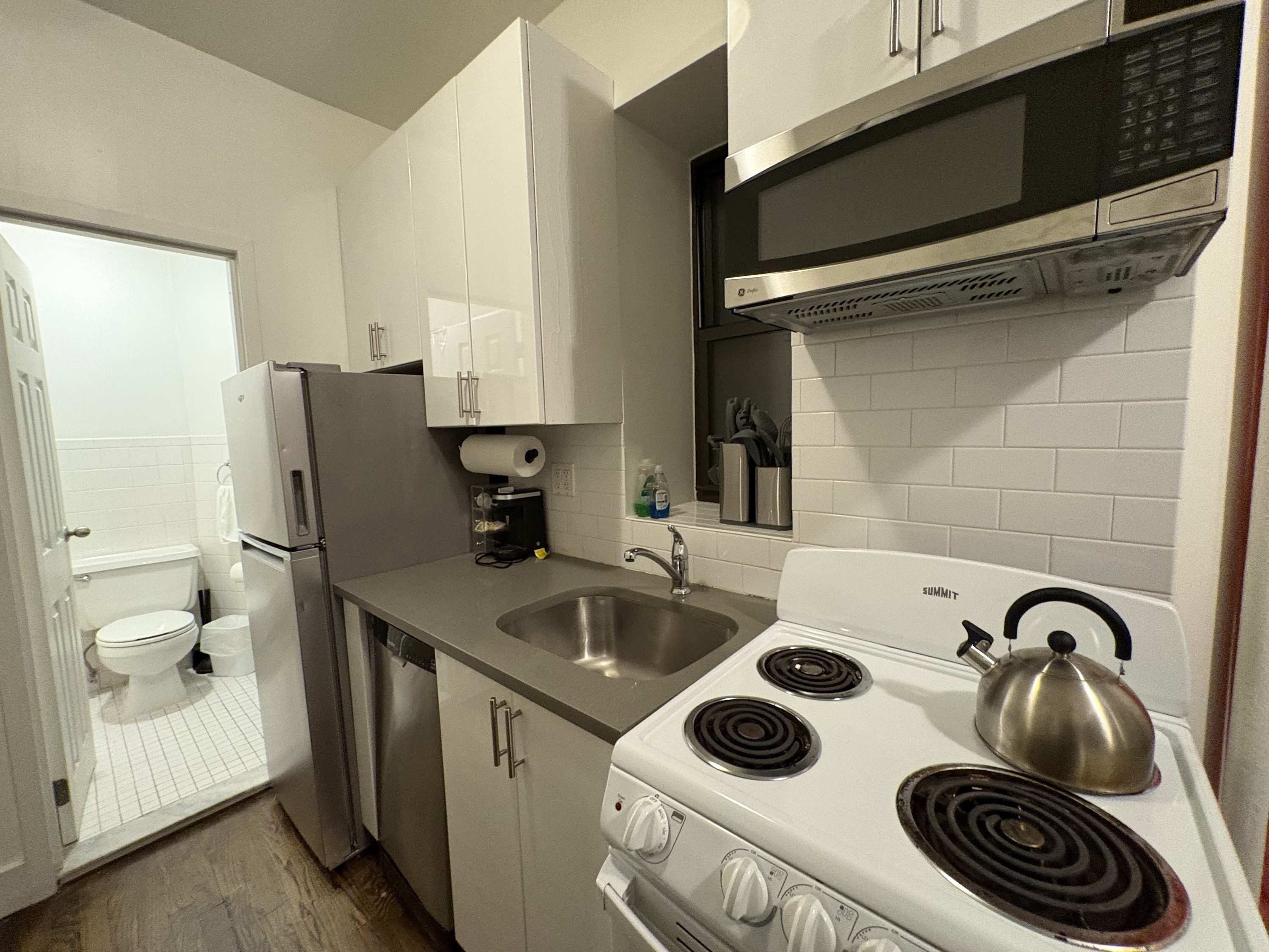 Réfrigérateur, micro-ondes, four, plaque de cuisson