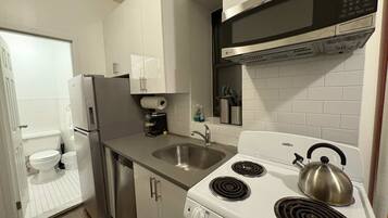 Réfrigérateur, micro-ondes, four, plaque de cuisson