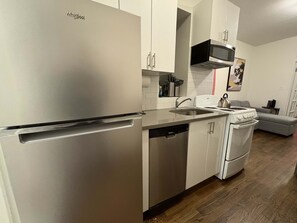 Een koelkast, een magnetron, een oven, een kookplaat