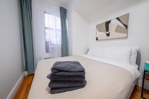 Iron/ironing board, WiFi, bed sheets - Stylish One Bedroom Apt on UES (New York)