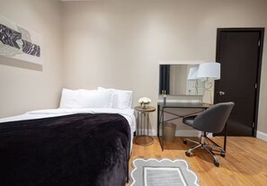 Iron/ironing board, WiFi, bed sheets - Spacious 4BR/2BA duplex apt w/ private patio, W/D (New York)