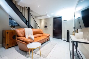 Living area - Spacious 4BR/2BA duplex apt w/ private patio, W/D (New York)