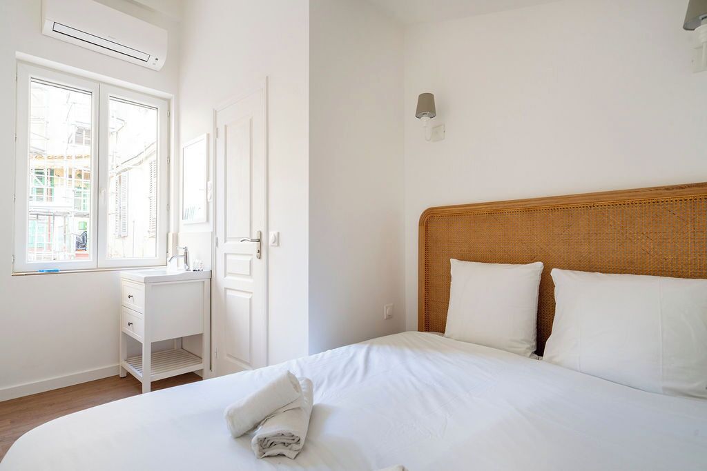 2 bedrooms, internet, bed sheets