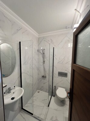 Chambre Standard, balcon | Salle de bain