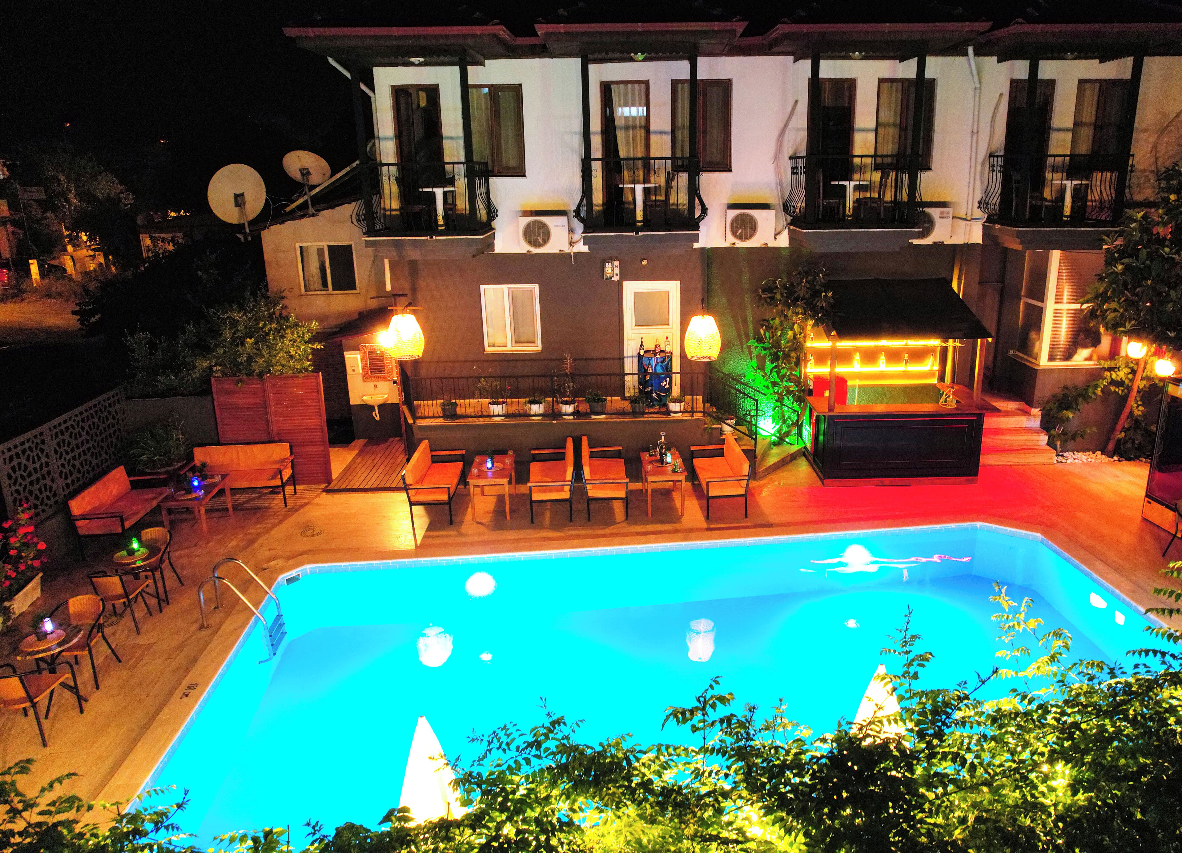 Piscine extérieure (ouverte en saison), parasols de plage