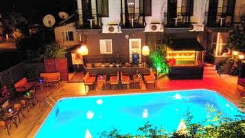 Piscine extérieure (ouverte en saison), parasols de plage