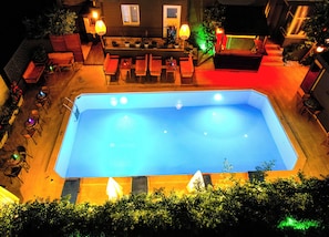 Piscina stagionale all'aperto, ombrelloni da piscina, lettini