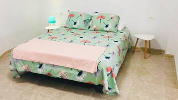 Tabla de planchar con plancha, wifi, ropa de cama
