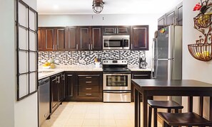 Microondas, horno y lavavajillas 