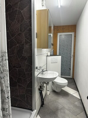 تجهيزات دش، مجففات شعر، مناشف، صابون