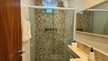 Toalhas de banho, papel higiênico