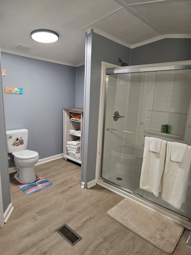 The Mystic- 2-bedroom mobile home in charming Gloucester Pet Friendly