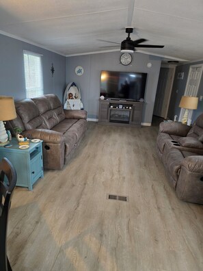 TV - The Mystic- 2-bedroom mobile home in charming Gloucester Pet Friendly (Gloucester)