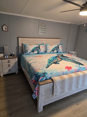 2 bedrooms, iron/ironing board, WiFi, bed sheets - The Mystic- 2-bedroom mobile home in charming Gloucester Pet Friendly (Gloucester)