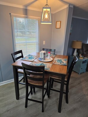 Dining - The Mystic- 2-bedroom mobile home in charming Gloucester Pet Friendly (Gloucester)