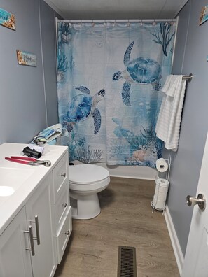 Shower, hair dryer, towels, soap - The Mystic- 2-bedroom mobile home in charming Gloucester Pet Friendly (Gloucester)