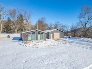 Exterior - Copper Creek Getaway Sleeps 6 Hot Tub (Seneca)
